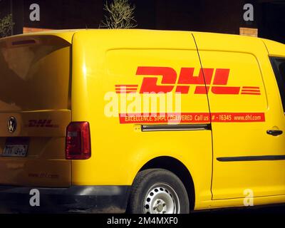 Kairo, Ägypten, Dezember 7 2022: DHL Truck Delivering a Package ist der weltweit führende Logistiksektor, der sich auf internationale Shippi spezialisiert hat Stockfoto