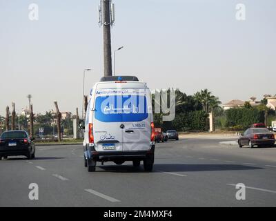 Kairo, Ägypten, Dezember 12 2022: Eine Ambulanz antwortet auf einen Notruf auf der Autobahn, Übersetzung des arabischen Textes (Nasaem Hospital und medi Stockfoto