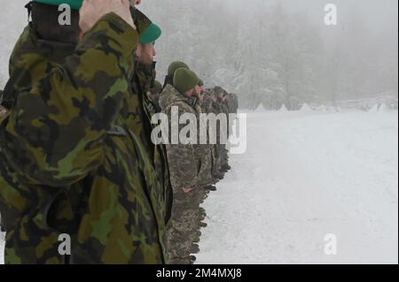 Libava, Ukraine, 21. Dezember 2022, die erste Rotation von ukrainischen Soldaten schloss ihre Ausbildung auf dem Militärgelände von Libava am 21. Dezember 2022 ab und erlernte grundlegende militärische Fähigkeiten wie Schießen mit Sturmgewehren und Bedienung von Infanteriefahrzeugen, aber auch Kommandofähigkeiten. Die ukrainische Einheit in Bataillonsgröße umfasst sowohl militärische Neuankömmlinge als auch Kämpfer mit Erfahrung von der Kriegsfront, weshalb die tschechischen Kommandeure aus Libava der CTK sagten, dass die Ausbildung auf Gegenseitigkeit beruhe und dass die Ukrainer wertvolle Erfahrungen aus echten Kämpfen mit tschechischen Soldaten geteilt hätten Stockfoto