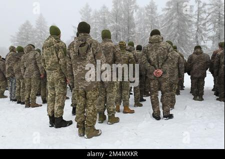 Libava, Ukraine, 21. Dezember 2022, die erste Rotation von ukrainischen Soldaten schloss ihre Ausbildung auf dem Militärgelände von Libava am 21. Dezember 2022 ab und erlernte grundlegende militärische Fähigkeiten wie Schießen mit Sturmgewehren und Bedienung von Infanteriefahrzeugen, aber auch Kommandofähigkeiten. Die ukrainische Einheit in Bataillonsgröße umfasst sowohl militärische Neuankömmlinge als auch Kämpfer mit Erfahrung von der Kriegsfront, weshalb die tschechischen Kommandeure aus Libava der CTK sagten, dass die Ausbildung auf Gegenseitigkeit beruhe und dass die Ukrainer wertvolle Erfahrungen aus echten Kämpfen mit tschechischen Soldaten geteilt hätten Stockfoto