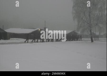 Libava, Ukraine, 21. Dezember 2022, die erste Rotation von ukrainischen Soldaten schloss ihre Ausbildung auf dem Militärgelände von Libava am 21. Dezember 2022 ab und erlernte grundlegende militärische Fähigkeiten wie Schießen mit Sturmgewehren und Bedienung von Infanteriefahrzeugen, aber auch Kommandofähigkeiten. Die ukrainische Einheit in Bataillonsgröße umfasst sowohl militärische Neuankömmlinge als auch Kämpfer mit Erfahrung von der Kriegsfront, weshalb die tschechischen Kommandeure aus Libava der CTK sagten, dass die Ausbildung auf Gegenseitigkeit beruhe und dass die Ukrainer wertvolle Erfahrungen aus echten Kämpfen mit tschechischen Soldaten geteilt hätten Stockfoto