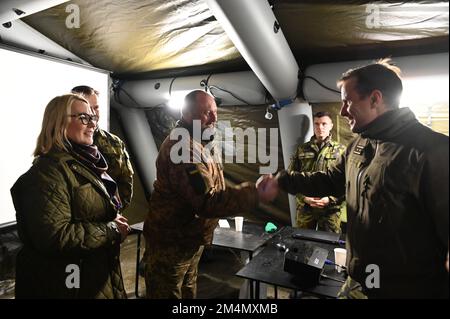 Libava, Ukraine, 21. Dezember 2022, die erste Rotation von ukrainischen Soldaten schloss ihre Ausbildung auf dem Militärgelände von Libava am 21. Dezember 2022 ab und erlernte grundlegende militärische Fähigkeiten wie Schießen mit Sturmgewehren und Bedienung von Infanteriefahrzeugen, aber auch Kommandofähigkeiten. Die ukrainische Einheit in Bataillonsgröße umfasst sowohl militärische Neuankömmlinge als auch Kämpfer mit Erfahrung von der Kriegsfront, weshalb die tschechischen Kommandeure aus Libava der CTK sagten, dass die Ausbildung auf Gegenseitigkeit beruhe und dass die Ukrainer wertvolle Erfahrungen aus echten Kämpfen mit tschechischen Soldaten geteilt hätten Stockfoto