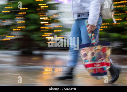 Berlin, Deutschland. 22. Dezember 2022. Eine Frau mit einer Einkaufstasche läuft über eine Einkaufsstraße in City West. Kredit: Monika Skolimowska/dpa/Alamy Live News Stockfoto