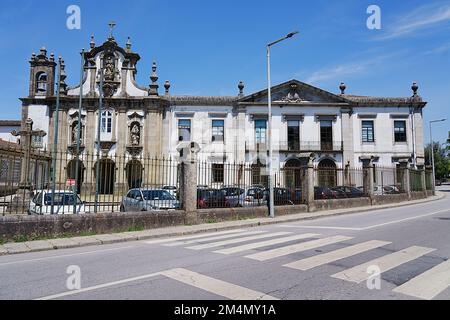 GUIMARAES, PORTUGAL am 2022. MAI: Gebäude des Klosters Santo Antonio dos Capuchos, klarer blauer Himmel am warmen, sonnigen Frühlingstag. Stockfoto