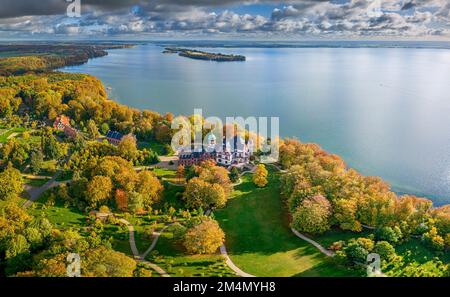 Aus der Vogelperspektive des Schlosses Wiligrad bei Schwerin im goldenen Herbstlicht Stockfoto