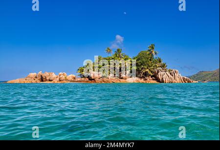 Panoramablick auf die kleine Insel St. Pierre, Seychellen im Abendlicht Stockfoto