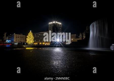 Rom, Italien. 20. Dezember 2022. Ein allgemeiner Blick auf den Weihnachtsbaum am Piazza Venedig in Rom, Italien, am 20. Dezember 2022. (Foto: Andrea Ronchini/Pacific Press/Sipa USA) Guthaben: SIPA USA/Alamy Live News Stockfoto