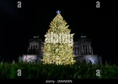 Rom, Italien. 20. Dezember 2022. Ein allgemeiner Blick auf den Weihnachtsbaum am Piazza Venedig in Rom, Italien, am 20. Dezember 2022. (Foto: Andrea Ronchini/Pacific Press/Sipa USA) Guthaben: SIPA USA/Alamy Live News Stockfoto