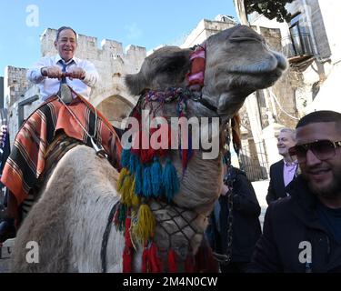 Jerusalem, Israel. 22. Dezember 2022. USA Botschafter in Israel Thomas Nides reitet auf einem Kamel im Jaffa-Tor der Altstadt von Jerusalem, am Donnerstag, den 22. Dezember 2022, Tage vor Weihnachten. Foto von Debbie Hill/ Kredit: UPI/Alamy Live News Stockfoto