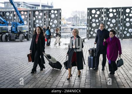 AMSTERDAM - die Juristen Geert-Jan und Carry Knoops verlassen zusammen mit Nilufer Gundogan das Gericht, nachdem die parlamentarische Fraktion der Volt gegen den Abgeordneten Berufung eingelegt hat. Gundogan wurde zuvor von der Partei aufgrund von Vorwürfen des Fehlverhaltens suspendiert. Anschließend leitete sie ein Schnellverfahren ein und war erfolgreich, aber Volt legte Berufung ein. ANP JEROEN JUMELET niederlande raus - belgien raus Stockfoto