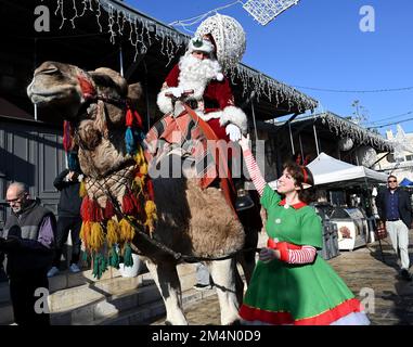 Jerusalem, Israel. 22. Dezember 2022. ISSA Kassissieh, verkleidet als Weihnachtsmann, reitet auf einem Kamel in der Altstadt von Jerusalem am Donnerstag, den 22. Dezember 2022, Tage vor Weihnachten. Foto von Debbie Hill/ Kredit: UPI/Alamy Live News Stockfoto