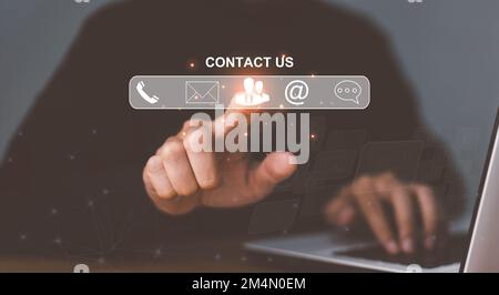 Customer Support Hotline Kontakt People Connection. Geschäftsmann, der Smartphone mit den Symbolen für E-Mail, Telefon, Adresse und Chat-Nachricht verwendet. Stockfoto