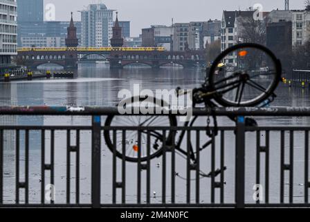 Berlin, Deutschland. 22. Dezember 2022. Die Oberbaumbrücke spiegelt sich im Wasser der Spree bei düsterem, regnerischem Wetter wider. Derzeit sorgen Wolken bei milden Temperaturen für Regen oder Nieselregen. Auch am 24. Dezember ist mit verstreuten Regenschauern und bösen Winden zu rechnen. Kredit: Jens Kalaene/dpa/Alamy Live News Stockfoto