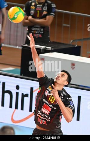 Eurosuole Forum, Civitanova Marche, Italien, 14. Dezember 2022, Barthelemy Chinenyeze #10 (Cucine Lube Civitanova) während des Volleyballspiels Cucine Lube Civitanova vs Tours VB – CEV Champions League Stockfoto