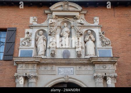 Alte Steinschnitzereien, die Jesus, den Petersdom, einen karthusischen Mönch und Engel über dem Eingangstor zur Kirche St. Pierre des Chartreux in Toulouse, Frankreich darstellen Stockfoto