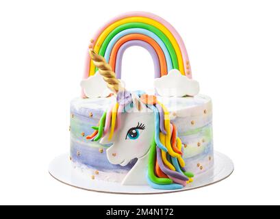 Festlicher Kindereinkornkuchen. Mehrfarbiger Regenbogen. Auf weißem Hintergrund. Nahaufnahme. Stockfoto