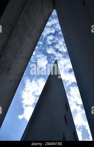 Eine vertikale Aufnahme eines Gebäudes mit niedrigem Winkel Stockfoto