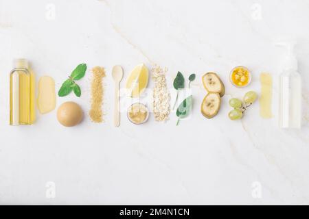 Flatlay mit hausgemachten Kosmetikprodukten: Frische Zutaten wie Hafer, Honig, Zitrone, Banane, Ei, Olivenöl. Natürliche, hausgemachte Kosmetik. Draufsicht Stockfoto