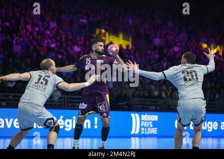 Mathieu Grebille, Henrik Toft Hansen von Paris Saint-Germain Handball und Jorge Maqueda von HBC Nantes während der französischen Meisterschaft, Liqui Moly Starligue Handball zwischen HBC Nantes und Paris Saint-Germain Handball am 21. Dezember 2022 in Neodif XXL in Nantes, Frankreich - Foto Laurent Lairys / DPPI Stockfoto