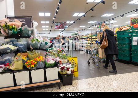 Ashford, Kent, Großbritannien. 22. Dezember 2022. Ein sehr geschäftiger Tesco Supermarkt mit dem Laden voll mit Einkäufern zu Weihnachten. Foto: Paul Lawrenson/Alamy Live News Stockfoto