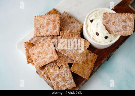 Cannoli Chips und Dip, selektiver Fokus Stockfoto