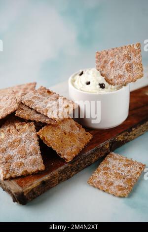 Cannoli Chips und Dip, selektiver Fokus Stockfoto