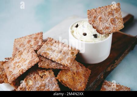 Cannoli Chips und Dip, selektiver Fokus Stockfoto