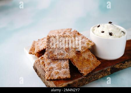 Cannoli Chips und Dip, selektiver Fokus Stockfoto