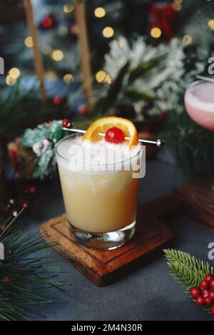 Silvester-Cocktail Whisky Sour im festlichen Bokeh-Hintergrund Stockfoto