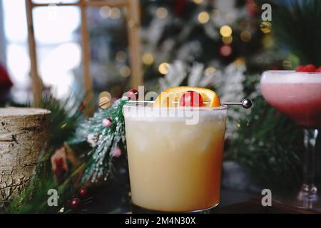 Silvester-Cocktail Whisky Sour im festlichen Bokeh-Hintergrund Stockfoto