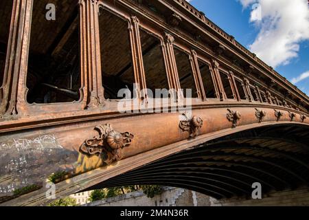 Halbabstrakte, hochauflösende architektonische Details des Pont au Double. Eisenbrücke in Paris, Frankreich, über die Wade Stockfoto