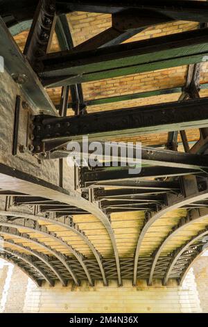 Halbabstrakte, hochauflösende architektonische Details des Pont au Double. Eisenbrücke in Paris, Frankreich, über die Wade Stockfoto