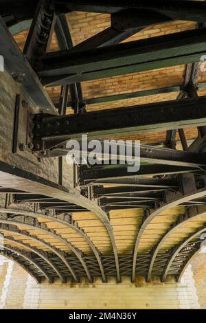 Halbabstrakte, hochauflösende architektonische Details des Pont au Double. Eisenbrücke in Paris, Frankreich, über die Wade Stockfoto