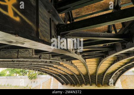 Halbabstrakte, hochauflösende architektonische Details des Pont au Double. Eisenbrücke in Paris, Frankreich, über die Wade Stockfoto