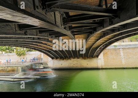 Halbabstrakte, hochauflösende architektonische Details des Pont au Double. Eisenbrücke in Paris, Frankreich, über die Wade Stockfoto