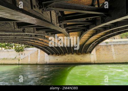 Halbabstrakte, hochauflösende architektonische Details des Pont au Double. Eisenbrücke in Paris, Frankreich, über die Wade Stockfoto