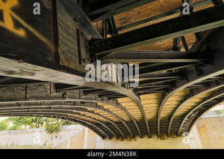 Halbabstrakte, hochauflösende architektonische Details des Pont au Double. Eisenbrücke in Paris, Frankreich, über die Wade Stockfoto