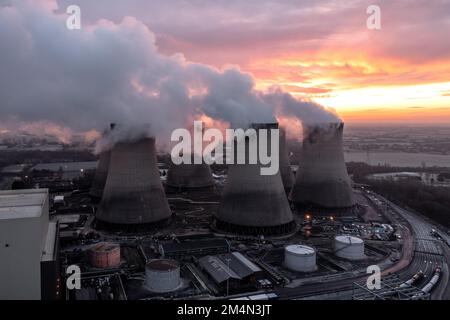 Luftaufnahme von schmutzigen Kohlekraftwerken, die die Atmosphäre bei Sonnenuntergang mit Kohlendioxidemissionen verschmutzen Stockfoto