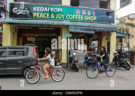 Georgetown, Penang, Malaysia - November 2012: Ein traditionelles Kedai Kopi Café in der alten historischen Stadt George Town, Penang. Stockfoto