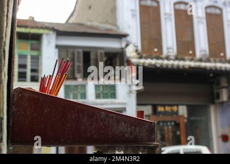 Georgetown, Penang, Malaysia - November 2012: Räucherstäbchen an einem chinesischen Schrein an der Straße in einer alten historischen Straße in George Town, Penang. Stockfoto