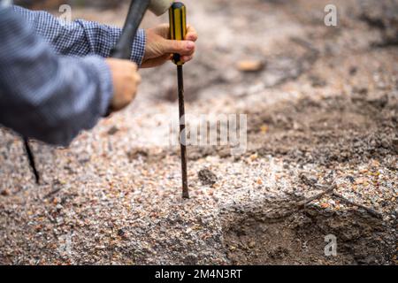 Suche nach Edelsteinen und Goldwaschen im australischen Busch im Frühjahr Stockfoto