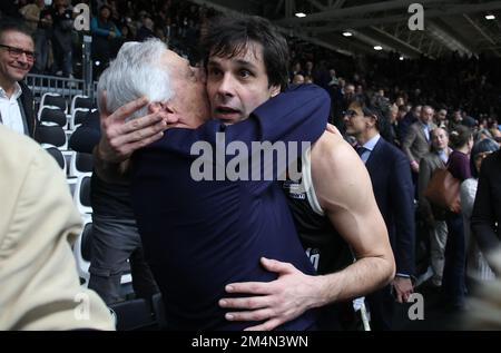 Massimo Zanetti Präsident und Eigentümer von Segafredo Virtus Bologna und Milos Teodosic (Segafredo Virtus Bologna) am Ende des Basketballspiels Euroleague Segafredo Virtus Bologna vs. Kader Alba Berlin - Bologna, 14. Dezember 2022 in der Segafredo Arena - Foto: Michele Nucci Stockfoto