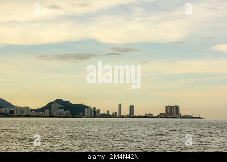 Ein Blick auf die Gebäude über das Meer in Georgetown von einer Uferpromenade auf der Insel Penang in Malaysia. Stockfoto