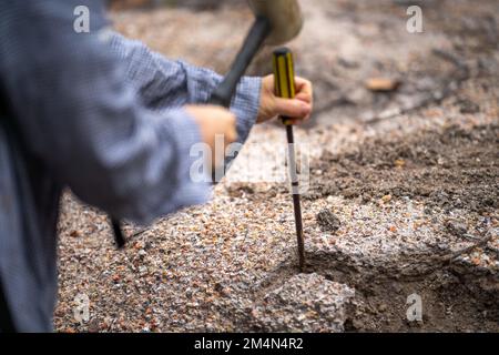 Suche nach Edelsteinen und Goldwaschen im australischen Busch im Frühjahr Stockfoto