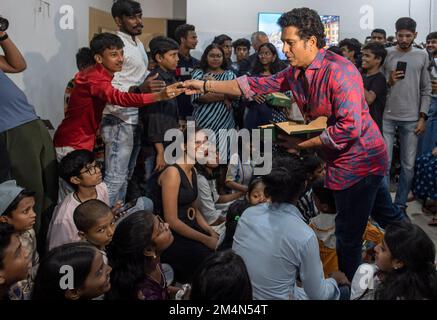 Mumbai, Indien. 21.. Dezember 2022. MUMBAI, INDIEN - DEZEMBER 21: Sachin Tendulkar besucht mit seiner Frau Anjali Tendulkar im Happy Feet Home (HFH), einem Palliativzentrum für Kinder und junge Erwachsene, überraschend die frühen Weihnachten mit ihnen im Sion am 21. Dezember 2022 in Mumbai, Indien. (Foto: Satish Bate/Hindustan Times/Sipa USA) Guthaben: SIPA USA/Alamy Live News Stockfoto