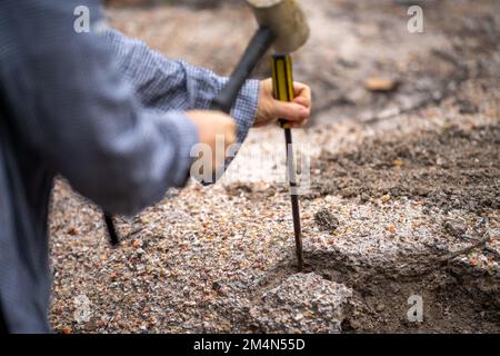 Suche nach Edelsteinen und Goldwaschen im australischen Busch im Frühjahr Stockfoto