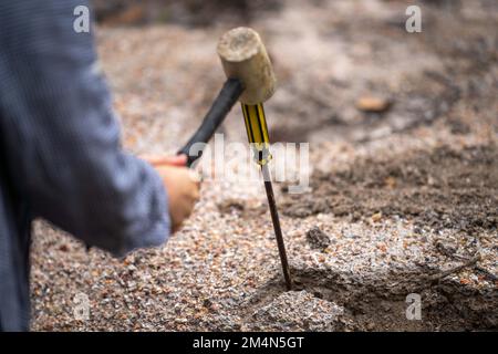 Suche nach Edelsteinen und Goldwaschen im australischen Busch im Frühjahr Stockfoto