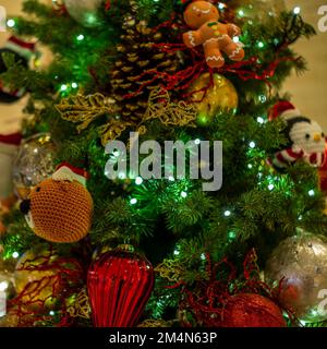 Bunte Glaskugeln und Bokeh auf einem Weihnachtsbaum in Hongkong Stockfoto