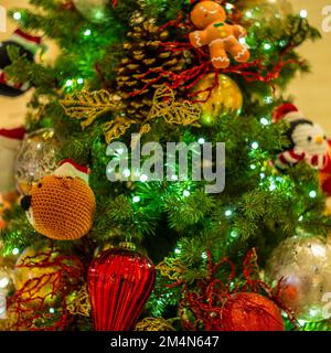 Bunte Glaskugeln und Bokeh auf einem Weihnachtsbaum in Hongkong Stockfoto