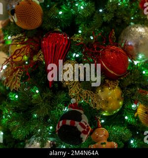 Bunte Glaskugeln und Bokeh auf einem Weihnachtsbaum in Hongkong Stockfoto